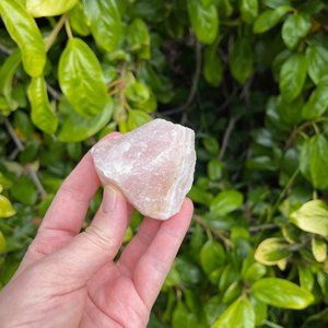 RAW ROSE QUARTZ CRYSTAL GEMSTONE CHUNK 💎 NATURAL CRYSTAL . LOVE STONE 💕❤️